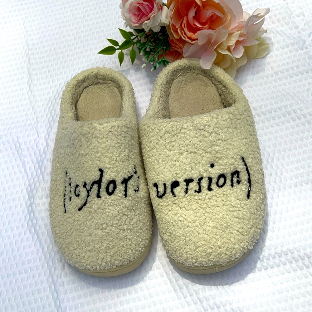 TAYLOR'S VERSION Slippers Hard Bottom Sherpa 43-44 Taylor Swift